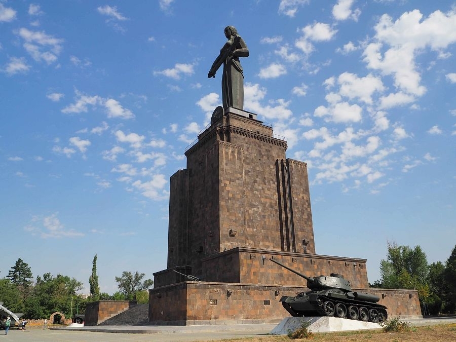 Yerevan, Madre Armenia