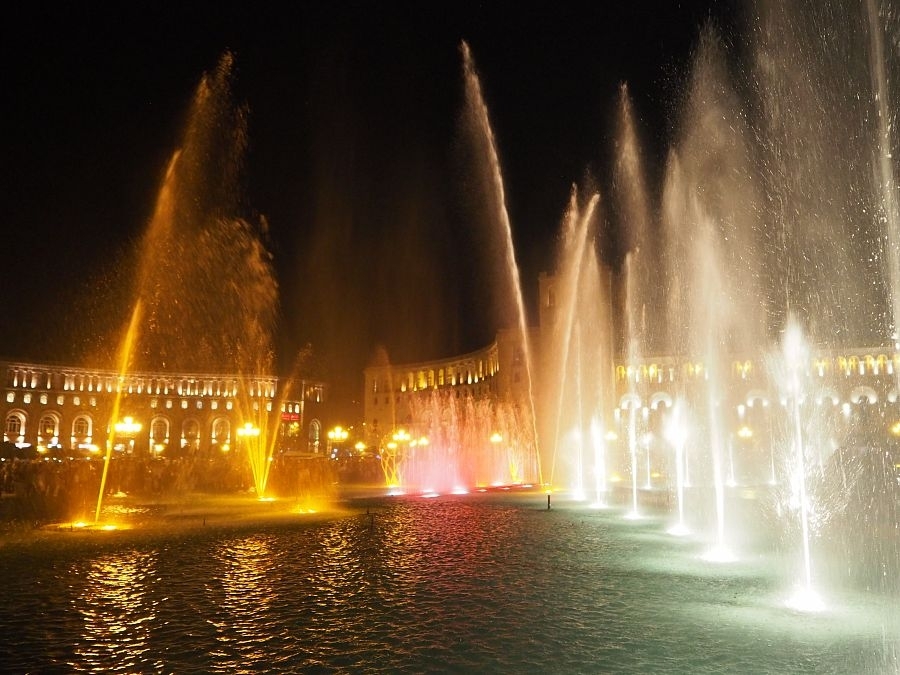 Yerevan, giochi d'acqua - pza. della Repubblica